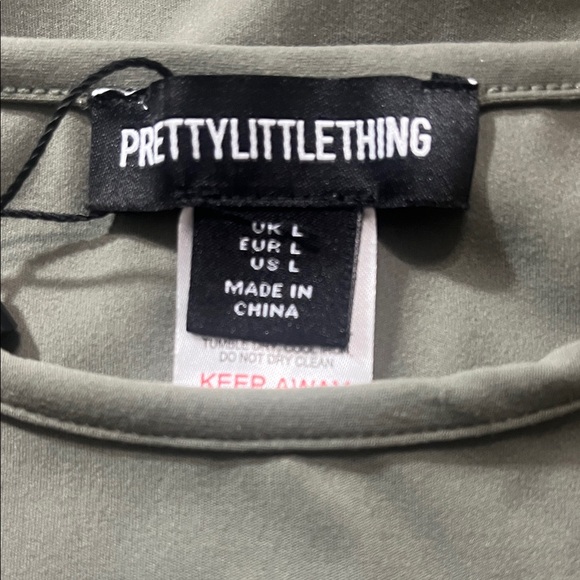PrettyLittleThing Olive Green Crew Neck Top with Branded Tag - Picture 2 of 6
